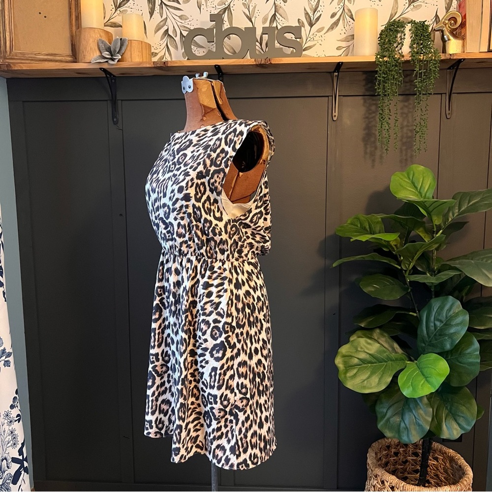 Alice + Olivia Shellie Leopard Open back dress size medium - Picture 3 of 9